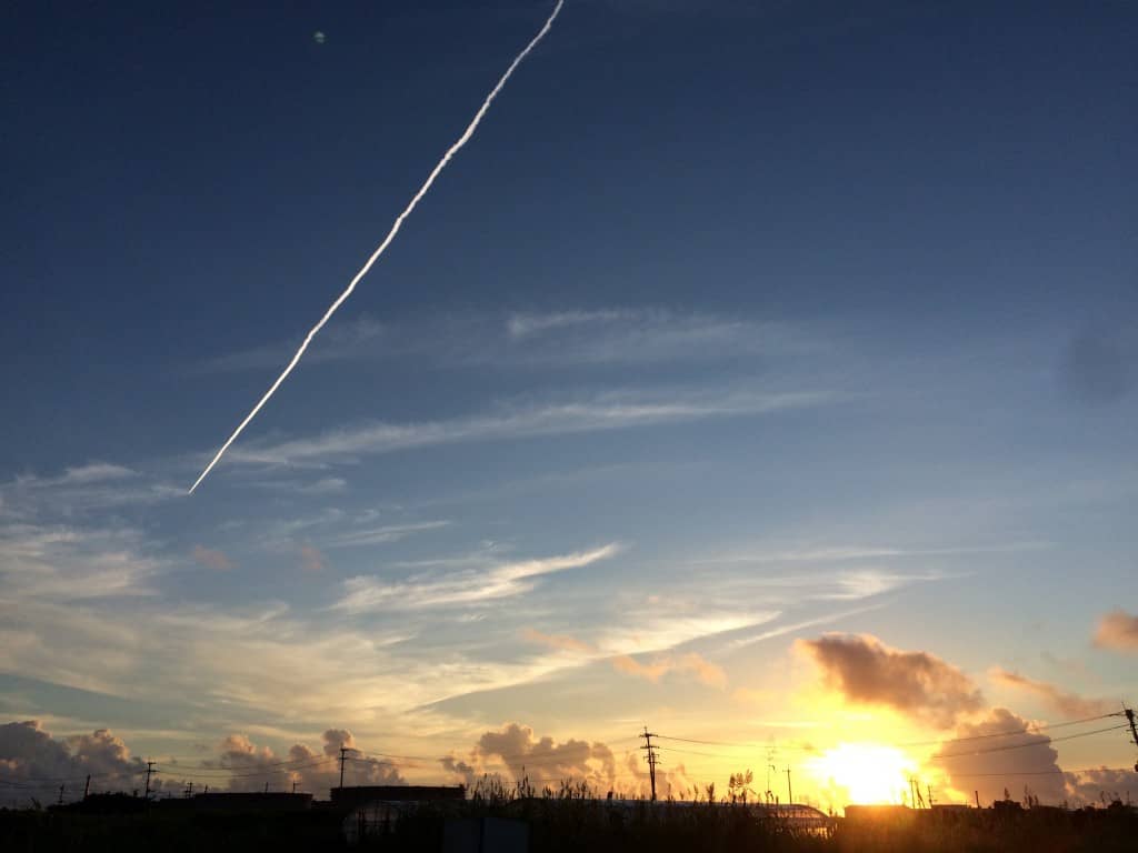 朝日と飛行機雲
