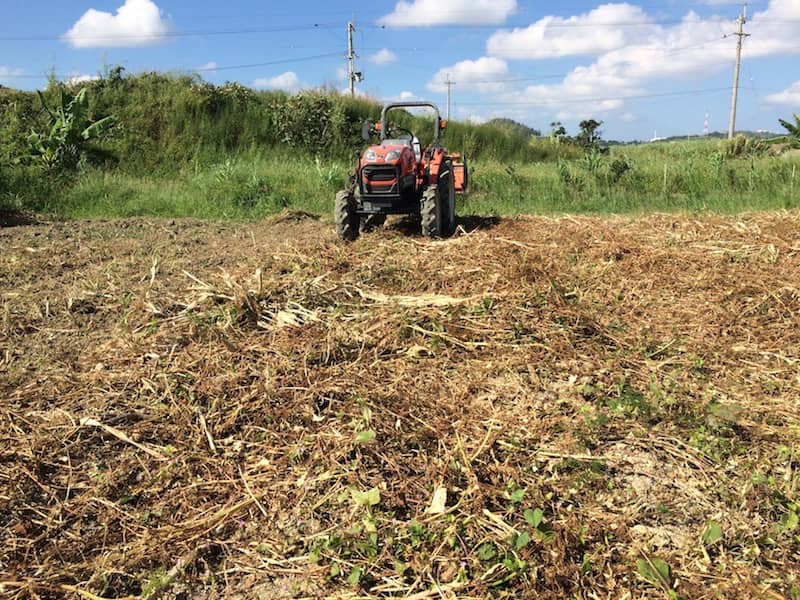草刈りを終えた遊休地にトラクターを入れて耕す プログラミングと沖縄の農業について考える元農家のブログ