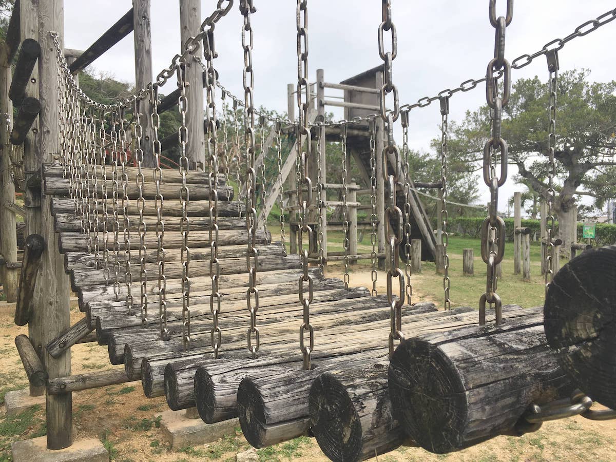 伊祖公園の木製アスレチック遊具に使われている丸太