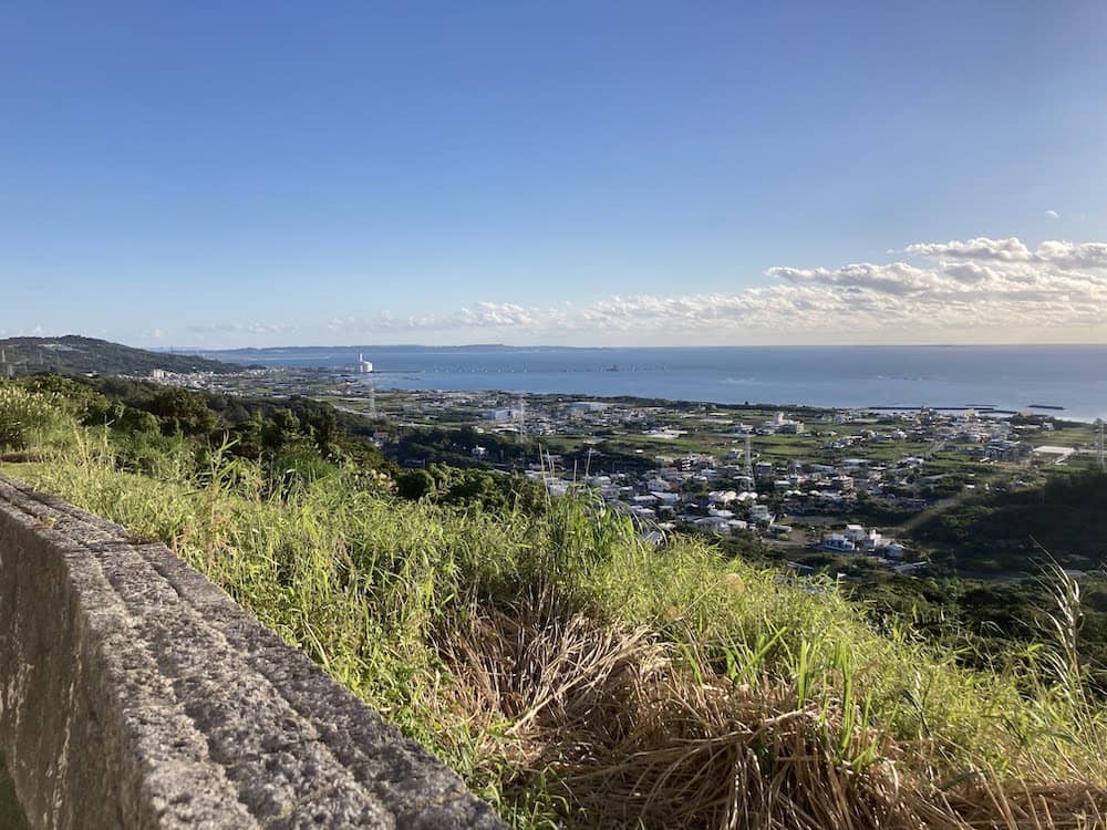 中城ハンタ道から沖縄市方面を眺める